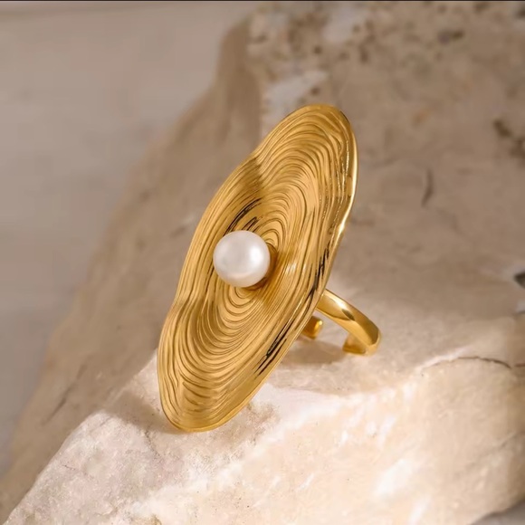 ✨ Gold Statement Ring with Pearl Accent ✨ - Picture 2 of 12